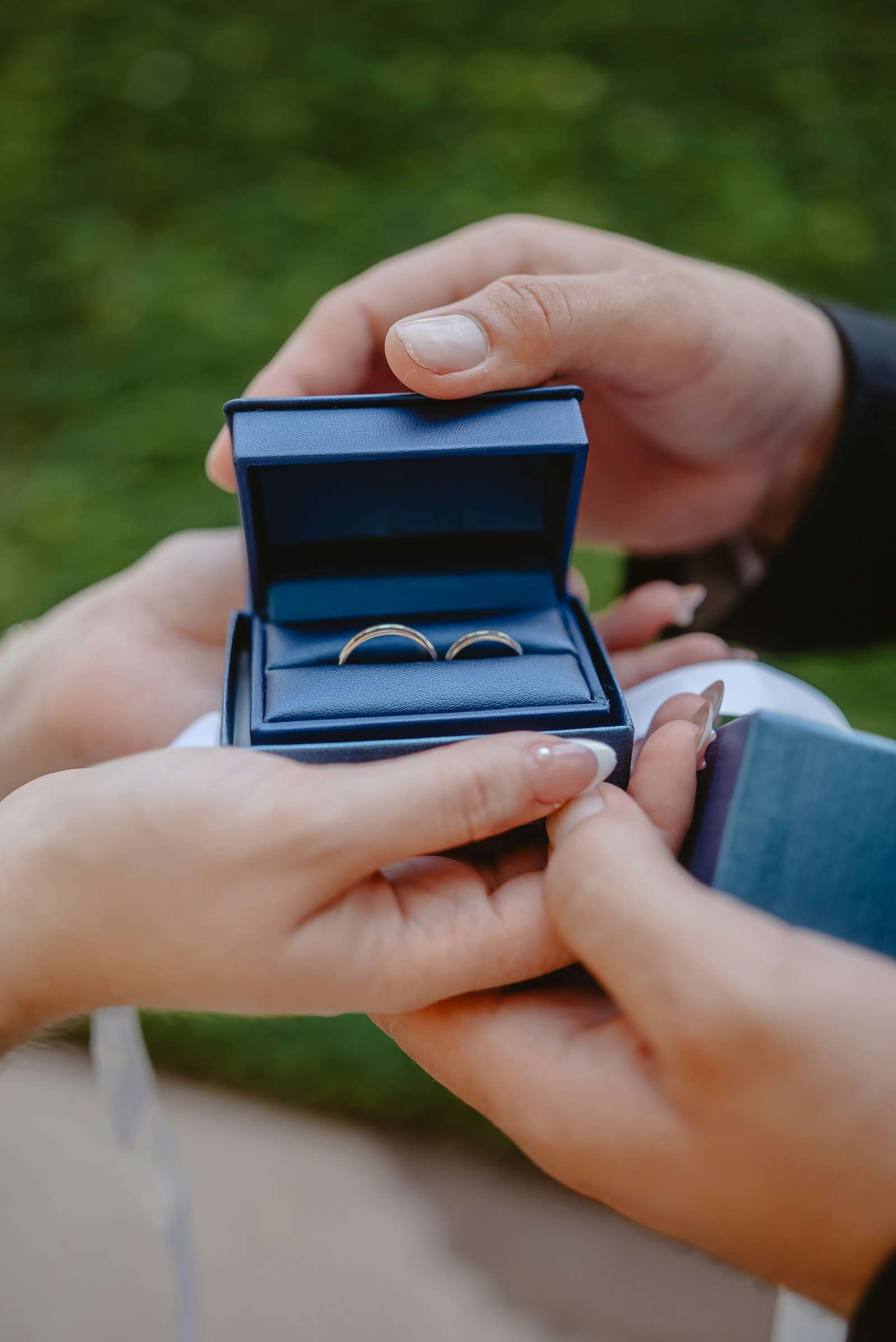 Wedding rings: trends and textured details